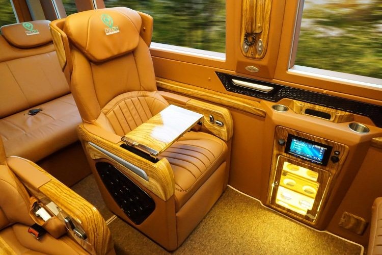 Nội thất bên trong xe Solati Limousine 10 chỗ cực kỳ tinh tế và sang trọng